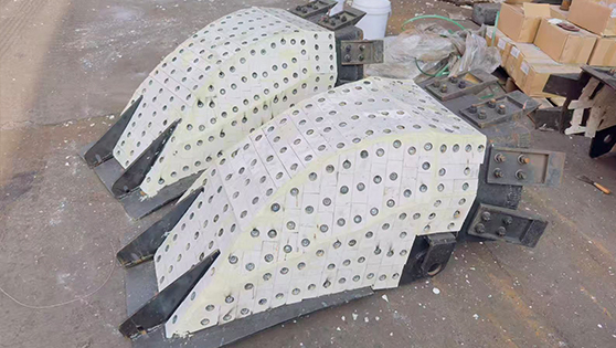 钢厂抓取小料斗衬瓷施工